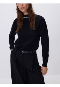 Reserved - Sweter z ozdobną aplikacją - czarny. Kolor: czarny. Materiał: dzianina, wiskoza. Wzór: aplikacja
