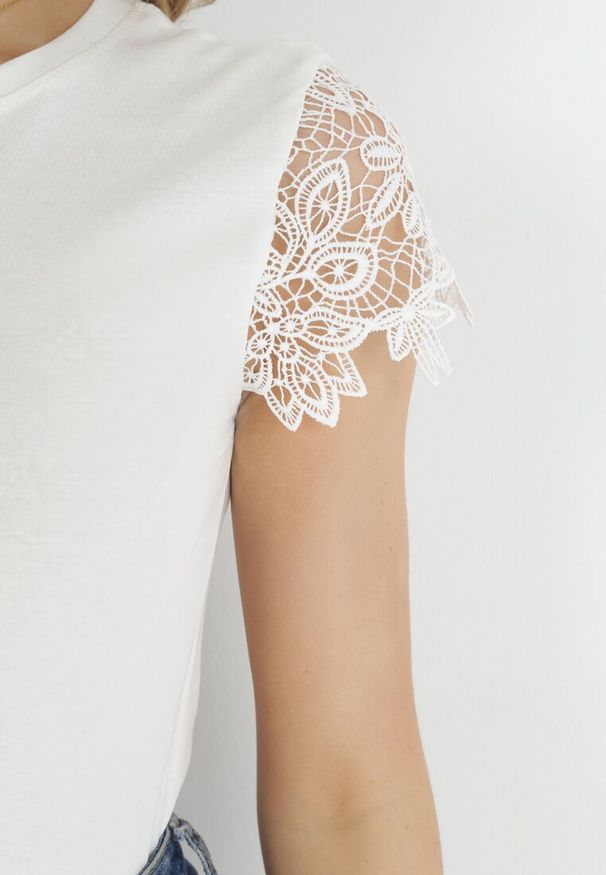 Born2be - Biała Bluzka z Bawełny z Rękawami z Koronki Pari. Kolor: biały. Materiał: bawełna, koronka. Długość rękawa: krótki rękaw. Długość: krótkie. Wzór: koronka