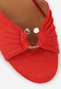 Renee - Czerwone Sandały VICES na Szpilce Zdobione Marszczeniem i Aplikacją Synalirea. Zapięcie: pasek. Kolor: czerwony. Wzór: aplikacja. Obcas: na szpilce. Styl: klasyczny, elegancki #5