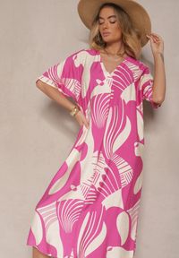 Renee - Fuksjowa Pudełkowa Sukienka w Abstrakcyjny Wzór z Dekoltem w Kształcie Litery V Sallinori. Typ kołnierza: dekolt w kształcie V. Kolekcja: plus size. Kolor: różowy. Długość rękawa: krótki rękaw. Typ sukienki: dla puszystych. Styl: elegancki #3