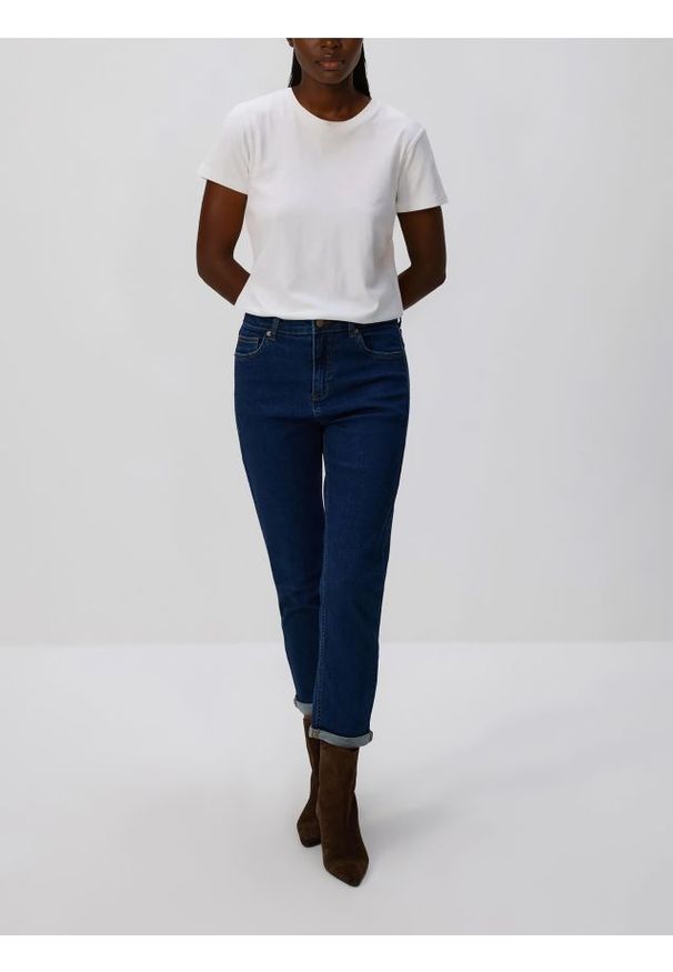 Reserved - Jeansy boyfriend slim - granatowy. Kolor: niebieski