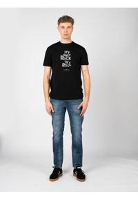 John Richmond T-Shirt | HMP25030TS | Mężczyzna | Czarny. Okazja: na co dzień. Kolor: czarny. Materiał: bawełna. Wzór: nadruk. Styl: klasyczny, elegancki, casual