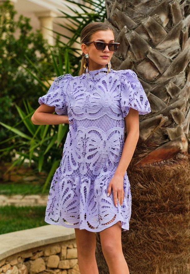 Renee - Fioletowa Sukienka Amathinna. Typ kołnierza: kołnierzyk stójkowy. Kolor: fioletowy. Materiał: koronka, tkanina. Wzór: koronka, aplikacja, jednolity, ażurowy. Sezon: lato. Styl: wizytowy, retro. Długość: mini