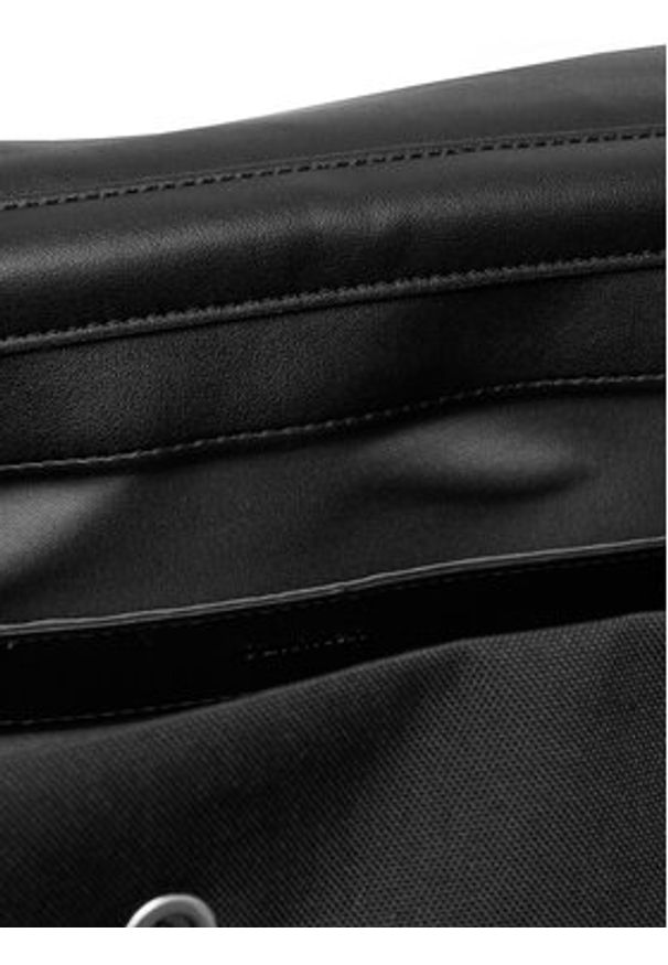 Calvin Klein Plecak Contrast Flap Backpack LV04D3030G Czarny. Kolor: czarny. Materiał: skóra