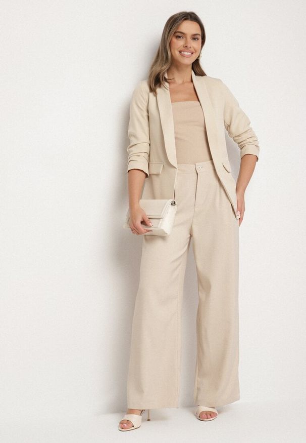 Born2be - Beżowa Elegancka Marynarka z Rękawami 7/8 i Ozdobnymi Klapami Novse. Okazja: na spotkanie biznesowe, na co dzień. Kolor: beżowy. Styl: elegancki