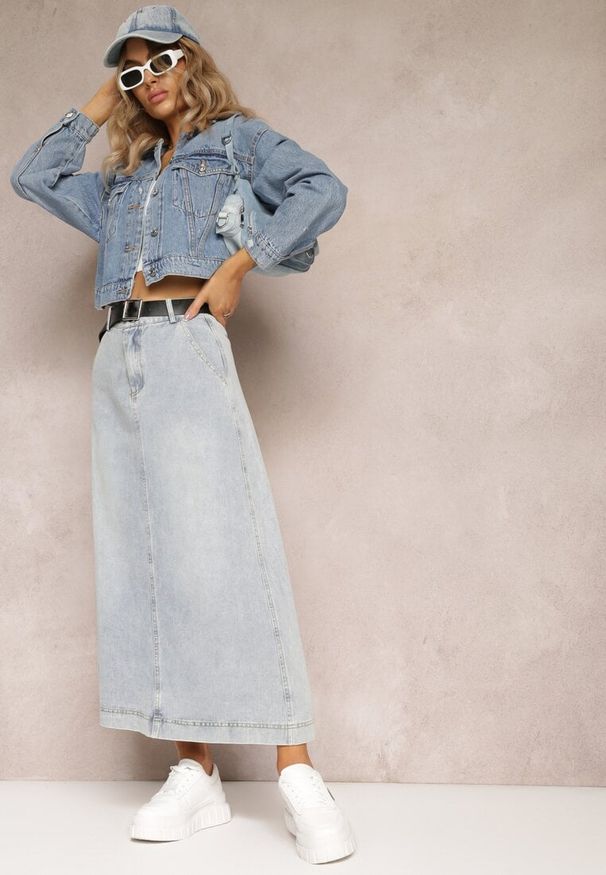 Renee - Jasnoniebieska Jeansowa Spódnica Maxi o Rozkloszowanym Kroju z Paskiem Teviva. Kolor: niebieski. Materiał: jeans. Sezon: lato, wiosna
