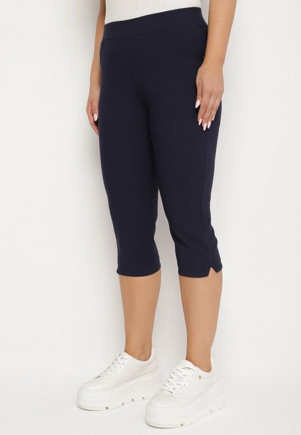 Born2be - Ciemnogranatowe Spodnie z Bawełny o Kroju Capri Dolonisa. Okazja: na co dzień. Kolor: niebieski. Materiał: bawełna. Styl: młodzieżowy, elegancki, casual