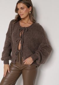 Born2be - Jasnobrązowy Kardigan Oversize z Wełną Zdobiony Kokardkami Eleathalie. Okazja: na co dzień. Typ kołnierza: kokarda. Kolor: brązowy. Materiał: wełna. Wzór: aplikacja. Styl: casual, elegancki #6