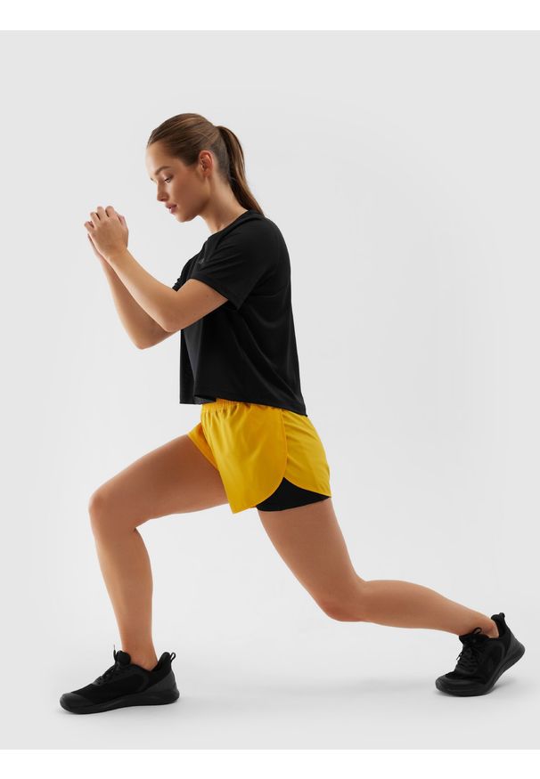 4f - 4F Spodenki treningowe 2w1 szybkoschnące damskie - pomarańczowe L. Stan: obniżony. Kolor: pomarańczowy. Materiał: dzianina, elastan, włókno, syntetyk, materiał. Długość: krótkie. Wzór: gładki, jednolity, ze splotem. Sport: fitness