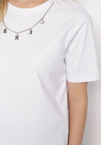 Born2be - Biały Bawełniany T-shirt z Odpinanym Łańcuszkiem Imitującym Naszyjnik Mohna. Okazja: na co dzień. Kolor: biały. Materiał: bawełna. Wzór: aplikacja. Sezon: lato, wiosna. Styl: elegancki, casual #5