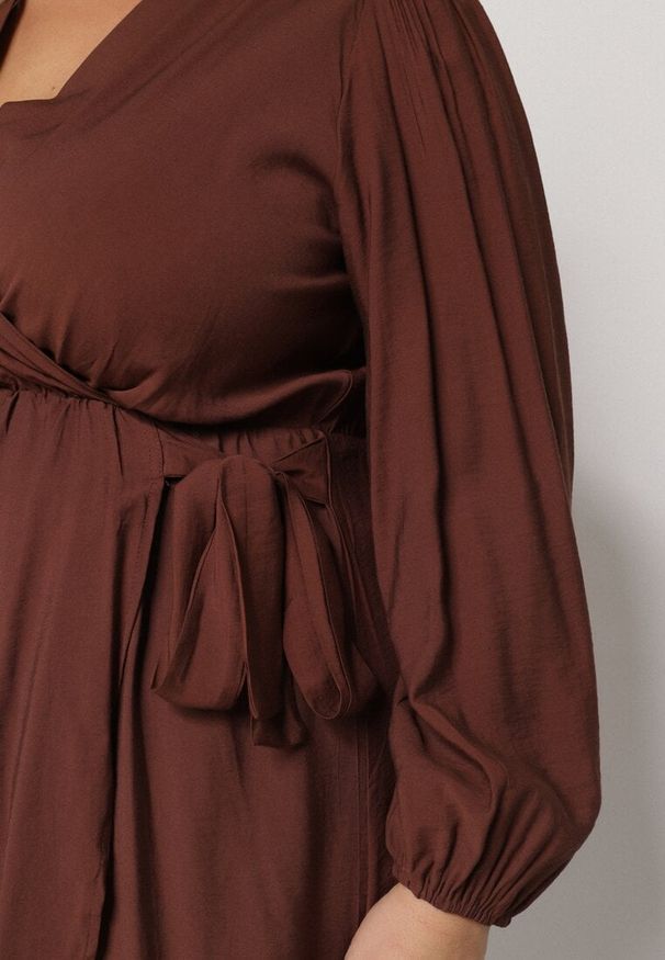Born2be - Brązowa Sukienka z Wiskozą o Kopertowym Kroju z Wiązaniem w Talii Fezara. Kolekcja: plus size. Kolor: brązowy. Materiał: wiskoza. Typ sukienki: kopertowe. Styl: klasyczny, elegancki