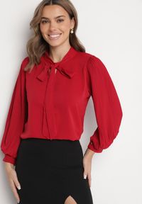Born2be - Czerwona Bluzka z Bufiastymi Rękawami i Wiązaniem przy Szyi Gonithra. Okazja: na co dzień. Kolor: czerwony. Materiał: jeans. Styl: klasyczny, casual