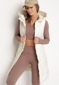 Born2be - Jasnobeżowa Pikowana Kamizelka z Kapturem i Kieszeniami Kress. Typ kołnierza: kaptur. Kolor: beżowy #1