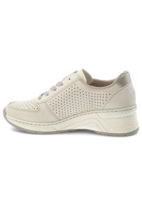 Sneakersy damskie Rieker, cholewka perforowana sznurowanie zamek z boku wzmocniony nosek niski profil kontrastowe wstawki miękka wyściółka stabilna k. Okazja: na spacer, na co dzień. Zapięcie: sznurówki. Kolor: beżowy. Materiał: jeans. Szerokość cholewki: normalna. Styl: elegancki, casual, sportowy #4
