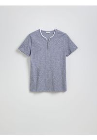Reserved - T-shirt slim z rozpinanym dekoltem - granatowy. Kolor: niebieski. Materiał: bawełna, dzianina
