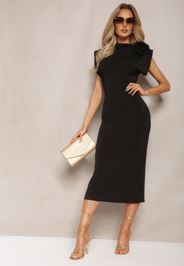 Renee - Czarna Dopasowana Sukienka Midi z Kwiatkiem w Postaci Broszki Olivetta. Kolor: czarny. Wzór: kwiaty. Długość: midi