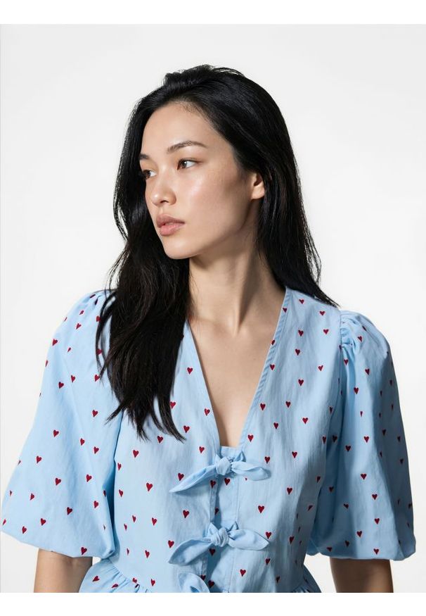 Reserved - Bluzka w serca - jasnoniebieski. Kolor: niebieski. Materiał: bawełna