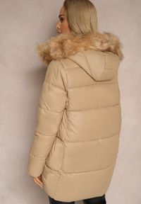 Renee - Beżowa Trapezowa Kurtka z Pikowanymi Przeszyciami i Kapturem z Odpinanym Futrem Deoiala. Okazja: na co dzień. Kolor: beżowy. Materiał: futro. Długość rękawa: długi rękaw. Długość: długie. Styl: elegancki, casual, wizytowy #5
