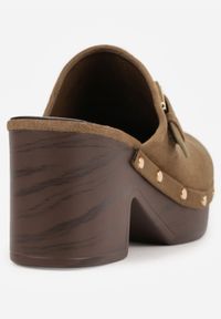 Renee - Zielone Klapki Chodaki na Słupku z Cholewką z Nitami i Paskiem z Klamerką Jinnor. Kolor: zielony. Materiał: zamsz. Wzór: ażurowy, haft. Sezon: lato. Obcas: na słupku. Styl: boho, rockowy. Wysokość obcasa: średni #2