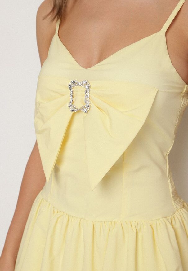 Born2be - Żółta Sukienka Bombka na Cienkich Ramiączkach z Kokardą i Cyrkoniami Paliandria. Okazja: na imprezę. Typ kołnierza: kokarda. Kolor: żółty. Długość rękawa: na ramiączkach. Wzór: aplikacja. Sezon: lato. Typ sukienki: bombki. Styl: elegancki