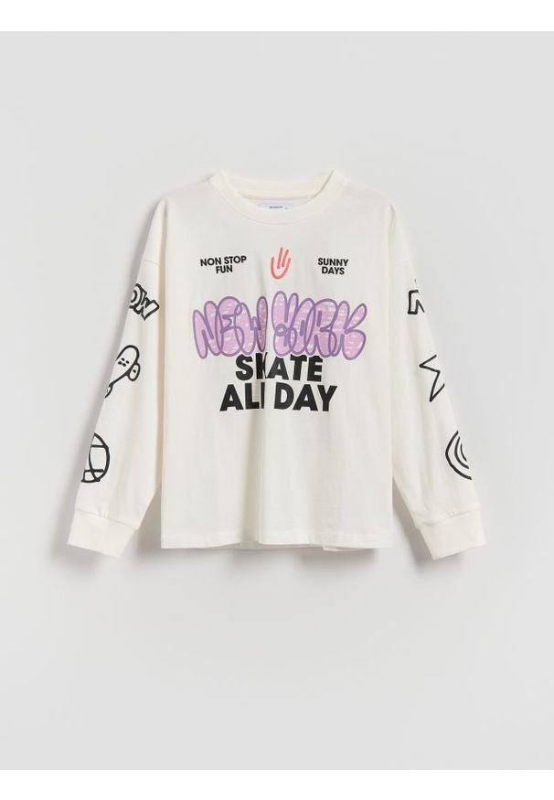 Reserved - Longsleeve z nadrukiem - złamana biel. Materiał: dzianina, bawełna. Długość rękawa: długi rękaw. Wzór: nadruk