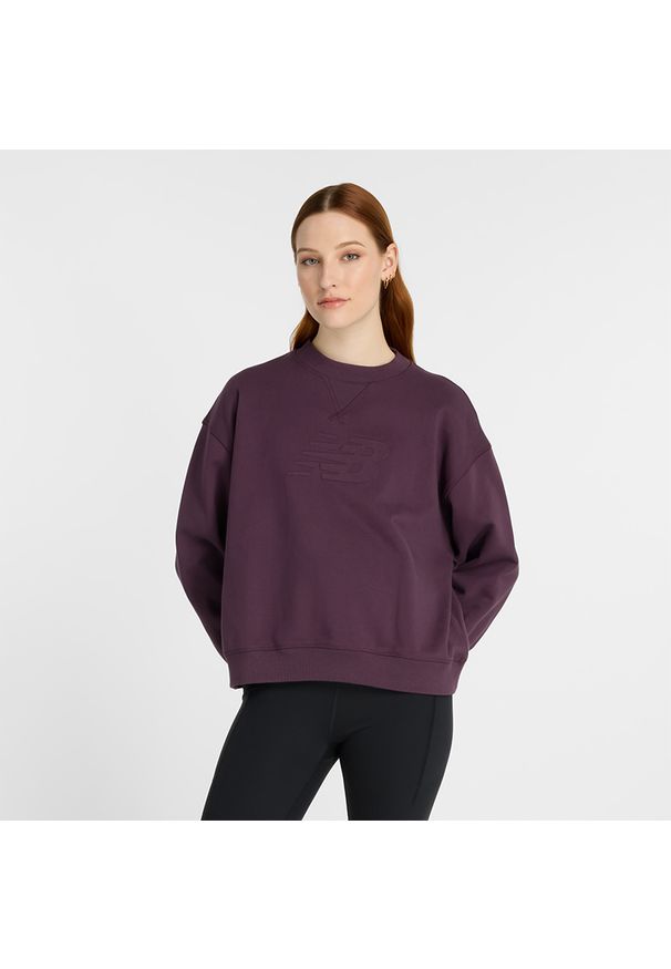 Bluza damska New Balance WT43535PLN – fioletowa. Okazja: na co dzień. Kolor: fioletowy. Materiał: dresówka, prążkowany, materiał, bawełna. Wzór: ze splotem. Styl: casual, klasyczny