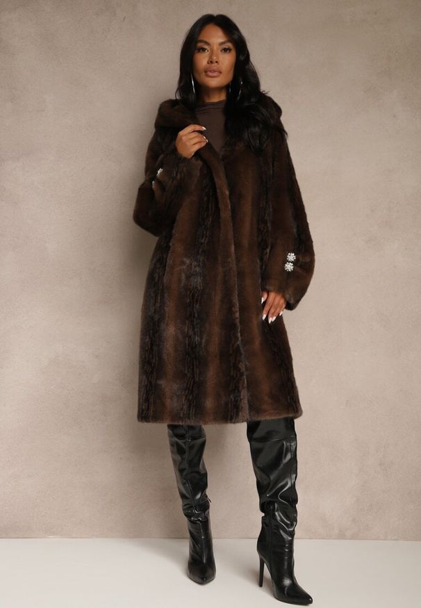 Renee - Brązowy Długi Płaszcz Futerko z Kapturem Zdobiony Eleganckimi Guzikami Esavia. Typ kołnierza: kaptur. Kolor: brązowy. Materiał: futro. Długość: długie. Wzór: aplikacja. Styl: elegancki