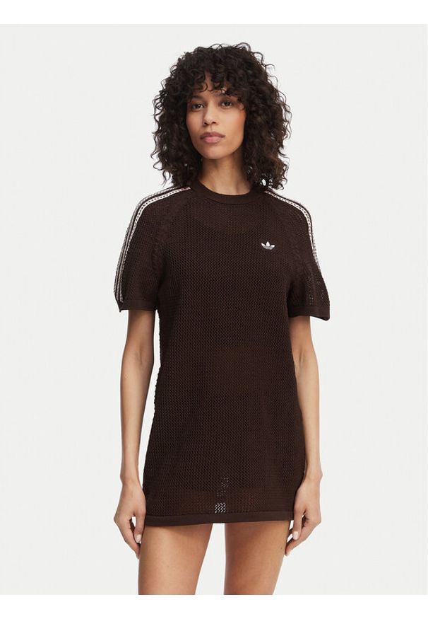 Adidas - adidas Sukienka dzianinowa Knitted Crochet KE0203 Brązowy Loose Fit. Kolor: brązowy. Materiał: syntetyk