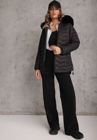 Renee - Czarna Przejściowa Kurtka z Pikowaniem Bocznymi Ściągaczami i Kapturem Fezizia. Okazja: na co dzień. Kolor: czarny. Materiał: futro, poliester, jeans. Styl: casual, elegancki #5