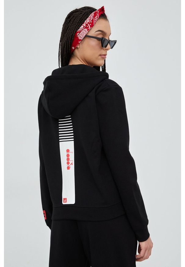Diadora bluza damska kolor czarny z kapturem z nadrukiem. Typ kołnierza: kaptur. Kolor: czarny. Wzór: nadruk