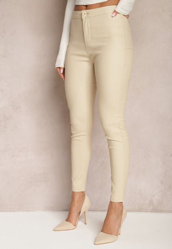 Renee - Jasnobeżowe Spodnie z Ekoskóry o Fasonie Skinny Sonowa. Stan: podwyższony. Kolor: beżowy