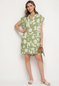 Born2be - Jasnozielona Bawełniana Sukienka o Kroju Oversize w Kwiaty Liralea. Okazja: na co dzień, na spacer. Kolor: zielony. Materiał: bawełna. Wzór: kwiaty. Typ sukienki: oversize. Styl: klasyczny, casual
