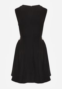 Born2be - Czarna Elegancka Sukienka Bez Rękawów Zdobiona Przypinkami w Talii Rhaegina. Okazja: na co dzień. Kolor: czarny. Długość rękawa: bez rękawów. Wzór: aplikacja. Typ sukienki: proste, rozkloszowane. Styl: elegancki #2