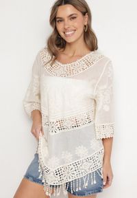 Born2be - Jasnobeżowa Bawełniana Bluzka Oversize w Stylu Boho z Haftem i Koroną Maivienne. Okazja: na co dzień. Typ kołnierza: dekolt w serek. Kolor: beżowy. Długość: krótkie. Wzór: haft. Materiał: bawełna. Długość rękawa: krótki rękaw. Sezon: lato, wiosna. Styl: boho #7