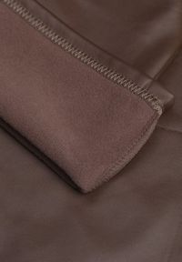 Renee - Brązowe Spodnie o Fasonie Dzwonów z Ekoskóry i z Gumką w Pasie Dawi. Okazja: na co dzień. Kolor: brązowy. Materiał: skóra, materiał. Styl: casual #4