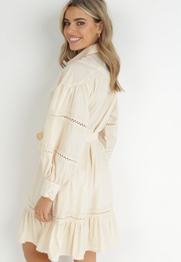 Born2be - Beżowa Koszulowa Sukienka z Bufiastym Rękawem i Ażurowymi Wstawkami Staples. Kolor: beżowy. Wzór: ażurowy. Typ sukienki: koszulowe. Styl: vintage