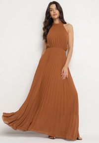 Born2be - Brązowa Plisowana Sukienka Maxi z Gumką w Pasie i Rozkloszowanym Dołem Tehe. Kolor: brązowy. Materiał: materiał, tkanina. Długość: maxi
