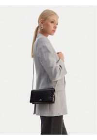 Calvin Klein Torebka Ck Metallic Wallet On Chain LV04F3320G Czarny. Kolor: czarny. Materiał: skórzane #1