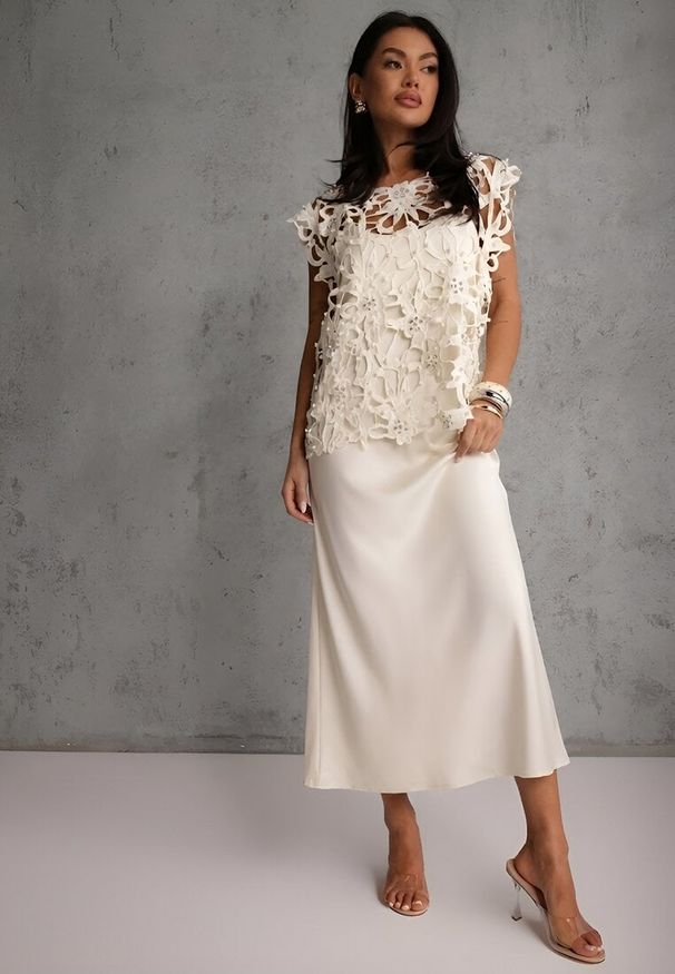 Renee - Jasnobeżowa Bawełniano-Wiskozowa Sukienka Slip Dress z Ozdobną Narzutką Sagossia. Okazja: na co dzień. Kolor: beżowy. Materiał: wiskoza, bawełna. Długość rękawa: na ramiączkach. Wzór: aplikacja. Styl: casual