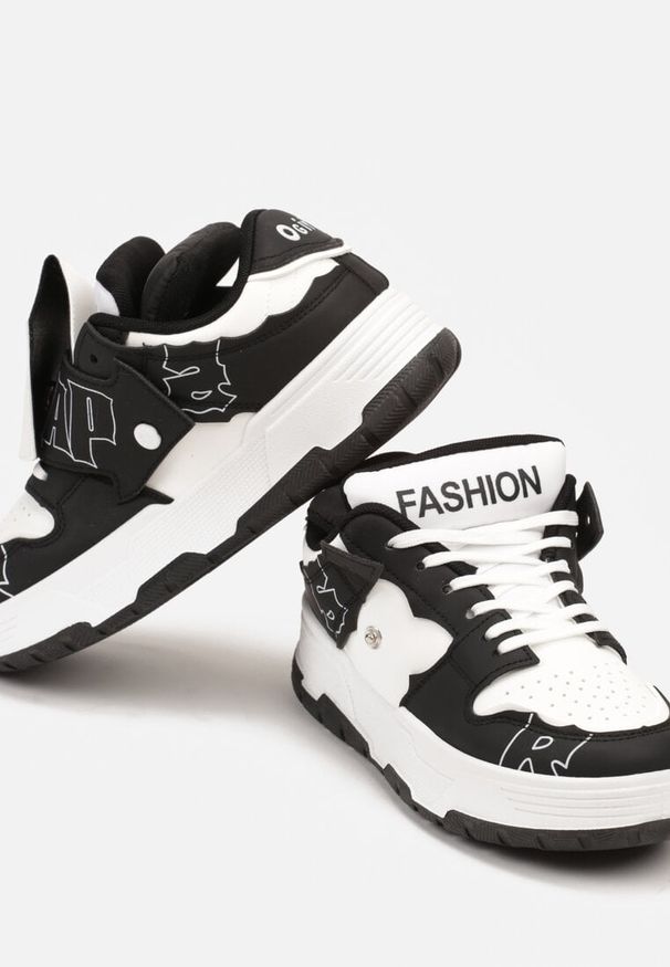 Renee - Czarno-Białe Sneakersy na Płaskiej Podeszwie Ozdobione Napisami Griefra. Nosek buta: okrągły. Zapięcie: sznurówki. Kolor: czarny. Materiał: materiał. Wzór: napisy, aplikacja. Obcas: na płaskiej podeszwie. Wysokość obcasa: niski