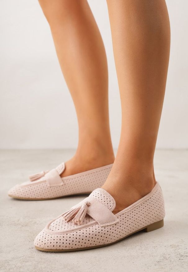 Renee - Różowe Perforowane Mokasyny z Imitacji Zamszu Zdobione Frędzlami Vaeliane. Okazja: na co dzień. Kolor: różowy. Materiał: zamsz. Wzór: aplikacja. Styl: casual, elegancki