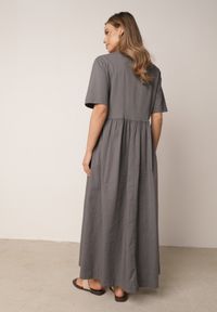 Born2be - Szara Rozkloszowana Sukienka o Luźnym Kroju z Bawełny z Kieszeniami Leucena. Okazja: do pracy, na co dzień. Kolor: szary. Materiał: bawełna. Sezon: lato. Typ sukienki: proste, rozkloszowane. Styl: elegancki, casual #4