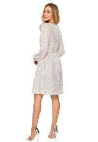 MOE - Sukienka cekinowa trapezowa z paskiem błyszcząca szampańska. Okazja: na sylwestra, na imprezę. Typ sukienki: trapezowe. Styl: wizytowy #4