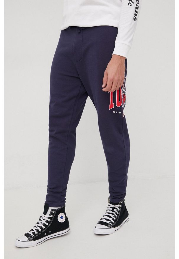 Tommy Jeans spodnie dresowe bawełniane DM0DM12949.PPYY męskie kolor granatowy z nadrukiem. Kolor: niebieski. Materiał: bawełna, dresówka. Wzór: nadruk