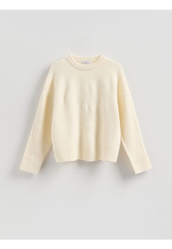Reserved - Sweter z obniżoną linią ramion - kremowy. Kolor: kremowy. Materiał: dzianina, wełna