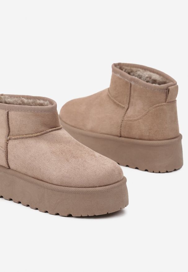 Born2be - Ciemnobeżowe Niskie Śniegowce Ekozamszowe na Platformie Mocno Ocieplane Reathra. Okazja: na spacer, na co dzień. Kolor: beżowy. Materiał: jeans. Obcas: na platformie. Styl: casual, klasyczny