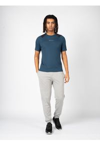 Champion T-Shirt "Tech-Tee" | 218011 | Mężczyzna | Czarny, Niebieski. Okazja: na co dzień. Kolor: czarny, niebieski, wielokolorowy. Materiał: poliester. Wzór: nadruk. Styl: casual, klasyczny