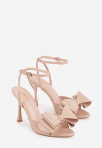 Renee - Beżowe Lakierowane Sandały z Kokardkami Orimoni. Okazja: na randkę, na imprezę. Zapięcie: sprzączka. Kolor: beżowy. Materiał: lakier. Obcas: na obcasie. Styl: elegancki, klasyczny. Wysokość obcasa: średni #3