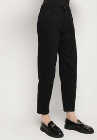 Born2be - Czarne Klasyczne Jeansy o Kroju Mom Fit Fesianela. Okazja: na co dzień. Kolor: czarny. Styl: klasyczny #6