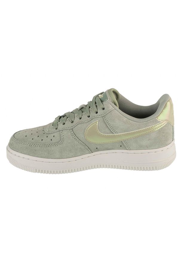 Nike - Buty sportowe Sneakersy damskie, W Air Force 1 07 SE. Kolor: zielony. Model: Nike Air Force. Sport: turystyka piesza